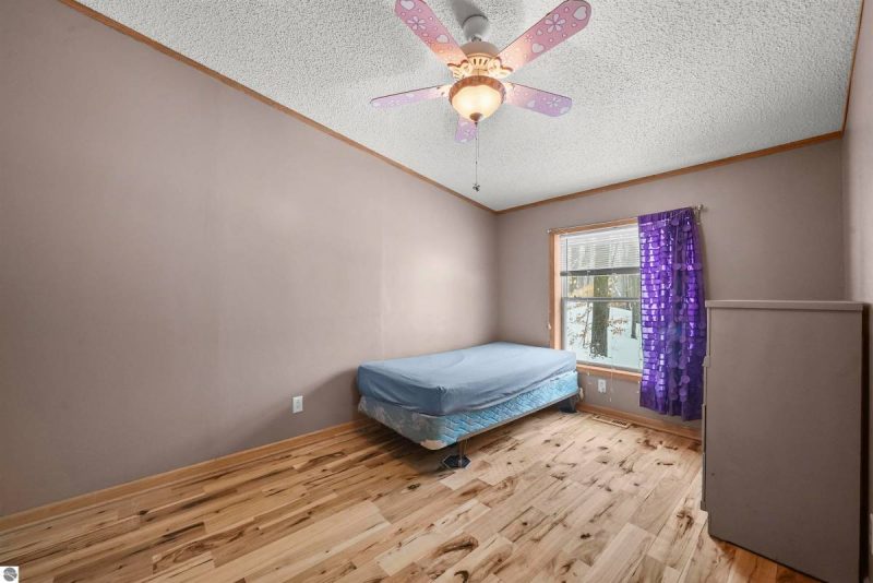 5 Bedroom Rose Lake Access Home