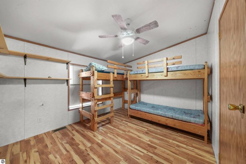 5 Bedroom Rose Lake Access Home