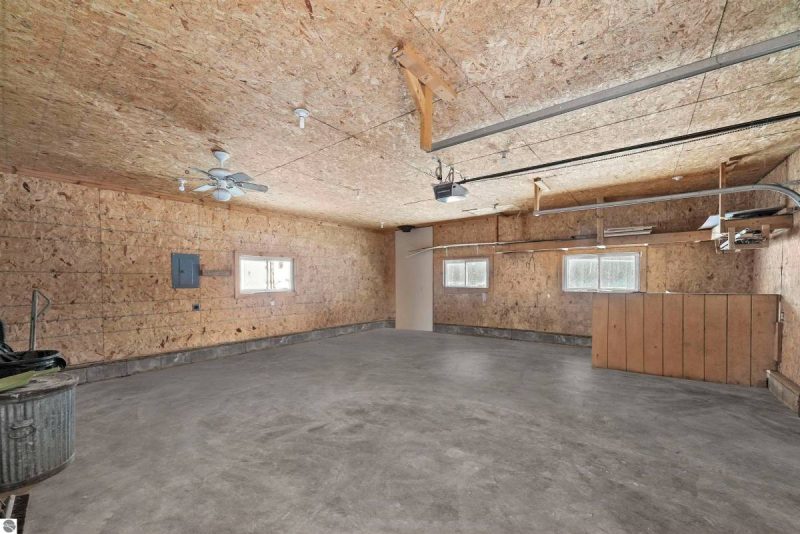 5 Bedroom Rose Lake Access Home