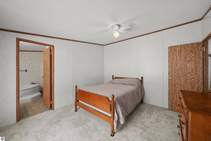 5 Bedroom Rose Lake Access Home