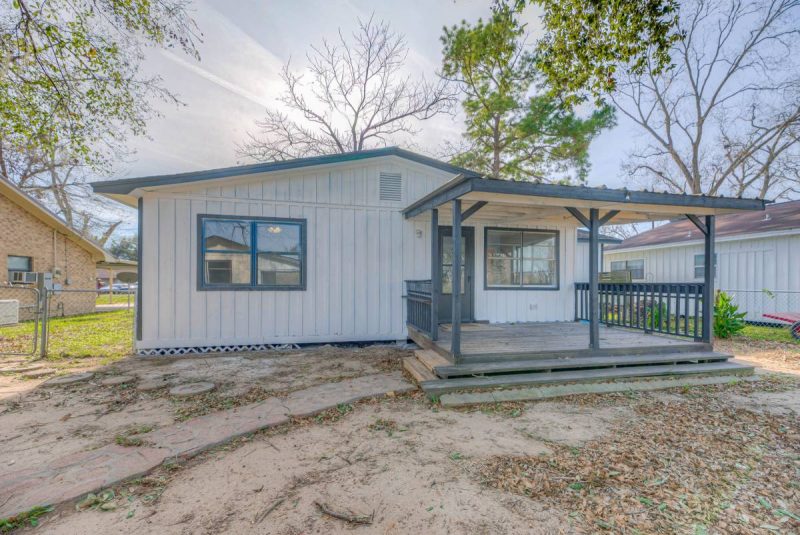 Lakefront Home on George Taylor Lake Livingston Texas Owner Finance or Rent to Own